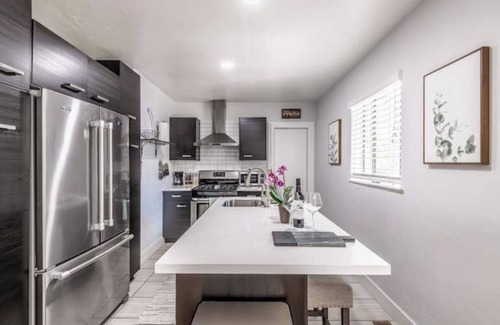 West Highland House | New-Luxe West Highland Haven, fully stocked, great location + free parking spot