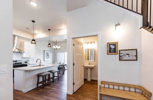 Mountain Shadows House | New Luxury 3 BD Townhome with Mountain Views