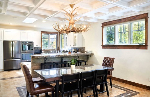 The Reserve House | NEW Spacious bright home. Stunning Mountain Views, Close to resorts and downtown