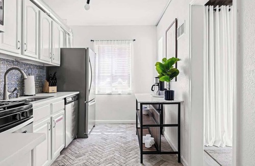 West Colfax Apartment | New Stylish Sanctuary | King Bed | Sloans Lake 30+