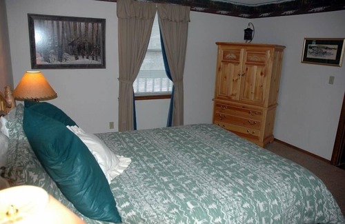 Frisco Condo | NEWLY REMODELED KITCHEN AND BATHROOMS! Great mountain views. End unit.