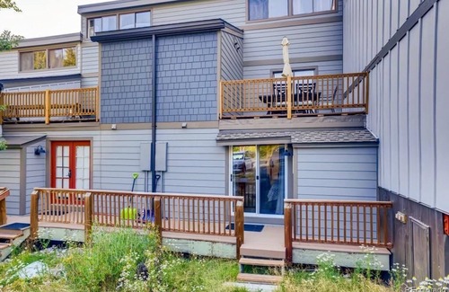 Dunkin Hill House | Newly Remodeled Townhome - 4bd + Free Shuttle