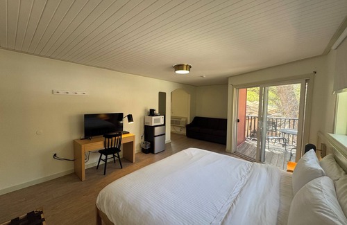 Manitou Springs Historic District House | Non-Smoking King/Queen With Balcony - NKQB