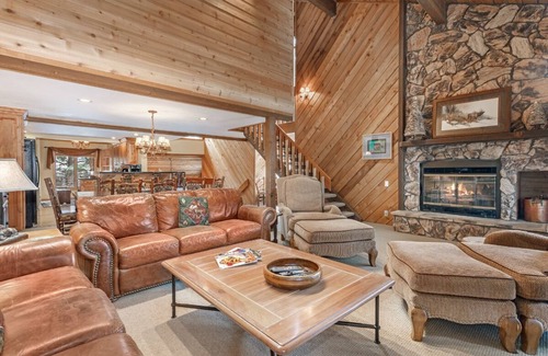 Avon Condo | On Call Shuttle - Outdoor Pool, Hot Tub - Steps From Hiking