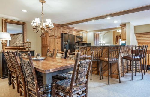 Avon Condo | On Call Shuttle - Outdoor Pool, Hot Tub - Steps From Hiking