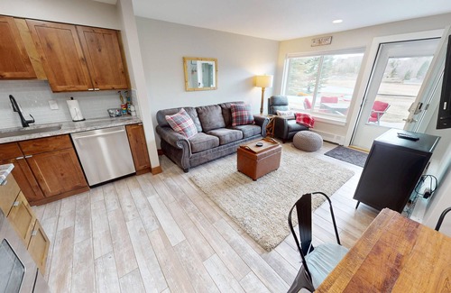 Dillon Condo | On Lake. Extra Cute Updated Unit. Big Yard. Walk to Marina, Concerts, Parks