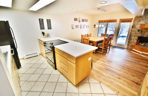 Frisco Condo | On River. Pool, 2 Hot Tubs. Easy Drive to Dining, Shops, Events, Marina