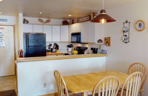 Mountain House Condo | On River Trail. Ground Floor, Deck. Walk/Shuttle to Dining, Events. Hot Tubs