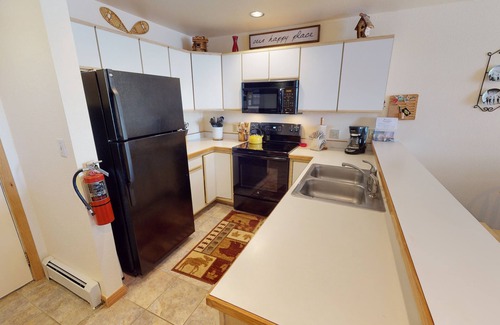 Mountain House Condo | On River Trail. Ground Floor, Deck. Walk/Shuttle to Dining, Events. Hot Tubs