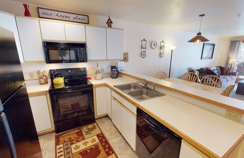 Mountain House Condo | On River Trail. Ground Floor, Deck. Walk/Shuttle to Dining, Events. Hot Tubs