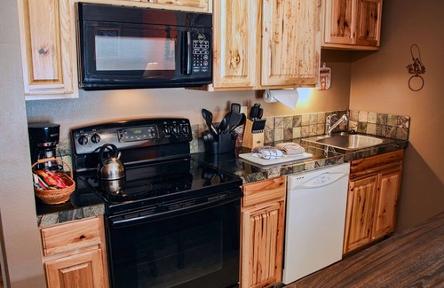 Estes Park Condo | One bedroom condo minutes from National Park, and downtown Estes Park
