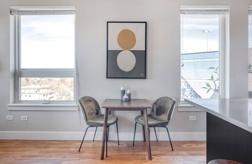 Hale Apartment | Open Congress Park 2BR w/ Gym & Pool, near shops & dining, by Blueground