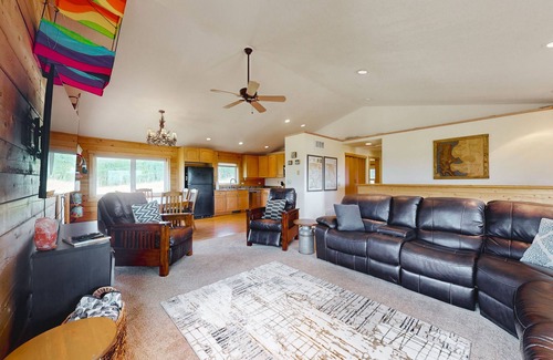 Warm Springs Cabin | Outdoor enthusiast dream cabin with stunning view, private hot tub, dog-friendly