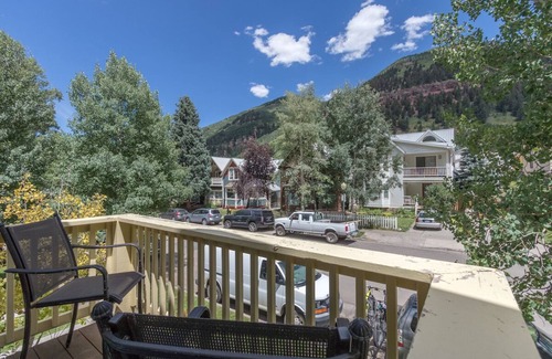 Telluride House | PACIFIC ST TOWNHOUSE II- Perfect Downtown Location, Views & Walk-to-Ski