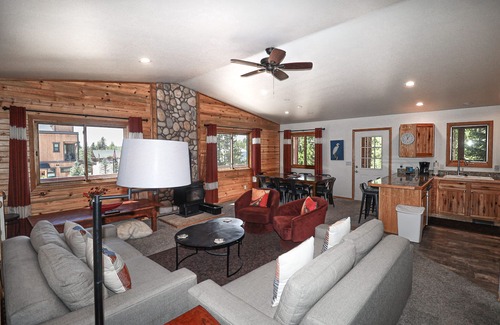 Grand Lake House | Park Avenue - Nice four bedroom two bath home in the heart of Grand Lake!