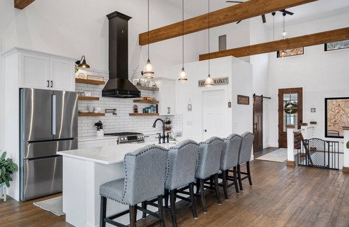 Woodland Park House | Peaceful Pines Modern Luxury Farmhouse with Hot Tub