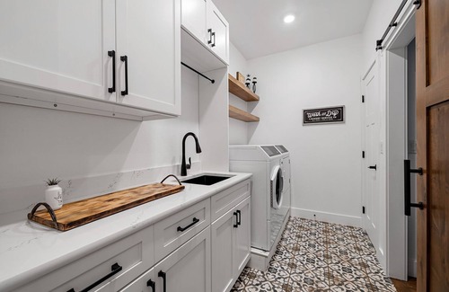Woodland Park House | Peaceful Pines Modern Luxury Farmhouse with Hot Tub