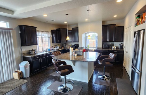Aurora House | Perfect 6-bedroom house with WiFi in charming Aurora
