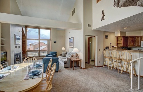 Summit Cove Condo | Perfect for families: 2 bedroom/3 bath w/hot tub + pool-minutes to Keystone!