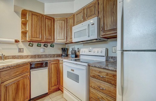 Summit Cove Condo | Perfect for families: 2 bedroom/3 bath w/hot tub + pool-minutes to Keystone!