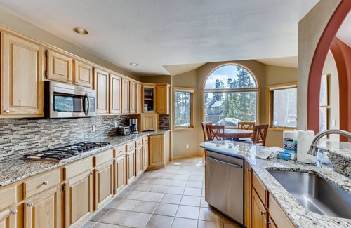 Three Peaks House | Perfect for Your Family Vacay with yard, hot tub & Pet Friendly!