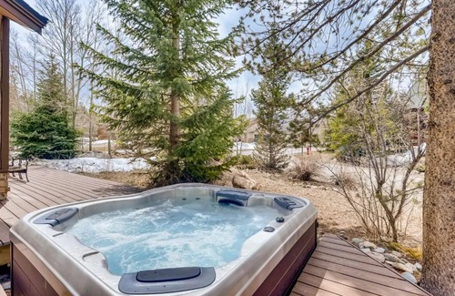 Three Peaks House | Perfect for Your Family Vacay with yard, hot tub & Pet Friendly! home