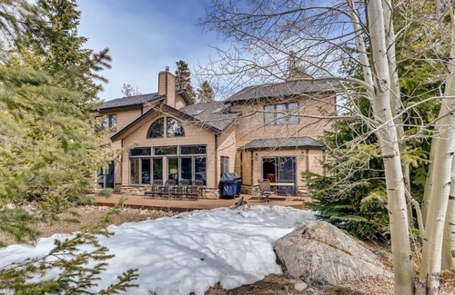 Three Peaks House | Perfect for Your Family Vacay with yard, hot tub & Pet Friendly! home