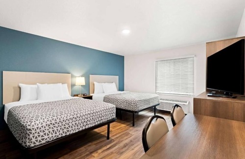 Dupont Hotel | Perfect Spot for Denver Visitors – 3 Units Near Zoo, Stadium & Wildlife Refuge