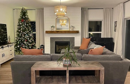 Summit Cove House | Pet Friendly, Newly Built Modern Farmhouse - Hot Tub, Foosball, Games, Location!