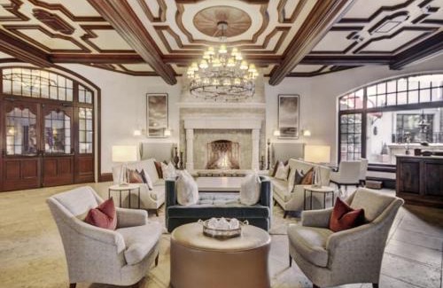Vail Apartment | Platinum 3 Bedroom Vacation Rental In The Heart Of Vail That Includes Ski Valet, Ski Deck, Rooftop Pool, Panoramic Views