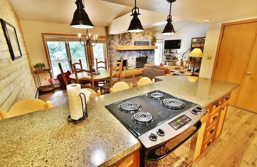 Frisco Condo | Pool, Hot Tubs, Deck on River. Walk/Easy Drive to Dining, Shops, Marina