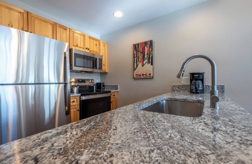 Copper Mountain Village Condo | Prime Center Village Location! Top Floor condo recently updated