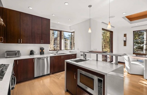 Red Mountain House | Private 4 Bedroom Estate on exclusive Red Mountain w/soaring views & Jacuzzi