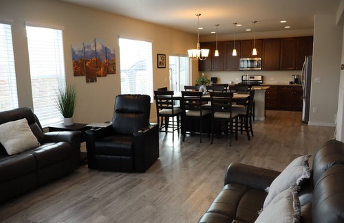 Colorado Springs House | Private Corner Lot Hot Tub & BBQ Cul-de-sac Large Backyard Mountain View