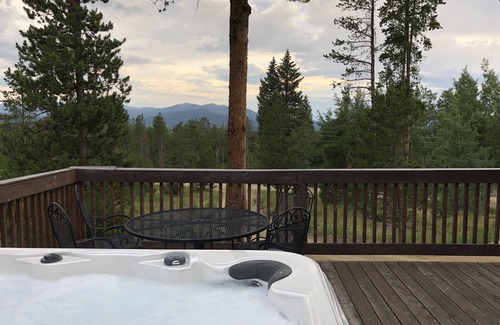 Fraser House | PRIVATE Family Home w Views & Hot Tub on 1+ Acre!