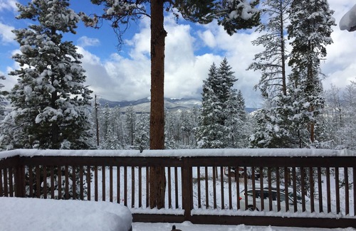 Fraser House | PRIVATE Family Home w Views & Hot Tub on 1+ Acre!