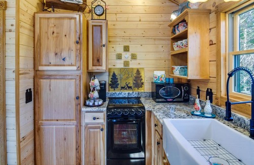 Green Valley House | Private Hot Tub and Pond Conifer Log Cabin