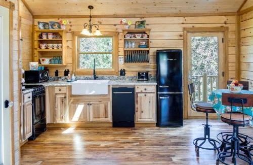 Green Valley House | Private Hot Tub and Pond Conifer Log Cabin