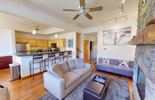 Silverthorne House | Private Hot Tub! Lakefront-Walk Out to SUP, 3 Suites. Easy Drive to Town