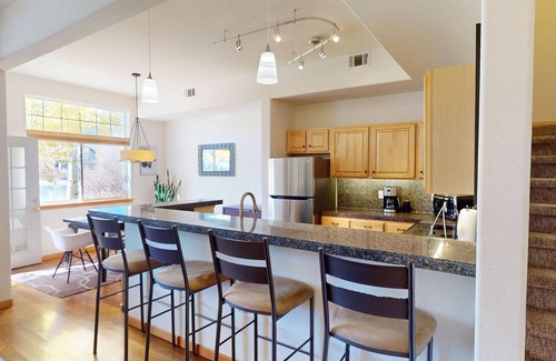 Silverthorne House | Private Hot Tub! Lakefront-Walk Out to SUP, 3 Suites. Easy Drive to Town