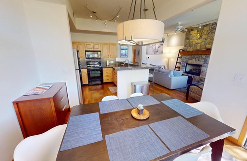 Silverthorne House | Private Hot Tub! Lakefront-Walk Out to SUP, 3 Suites. Easy Drive to Town