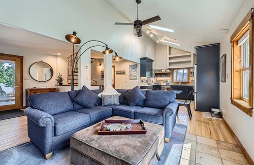 Breckenridge House | PRIVATE Hot Tub, Mins From Town, Love Pets, Meticulously Clean