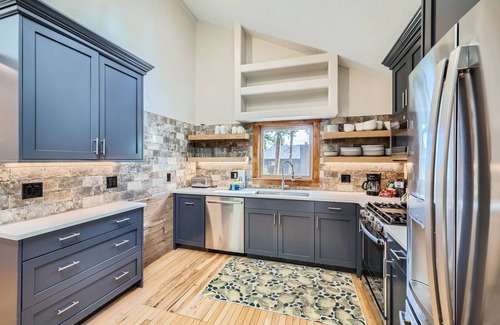 Breckenridge House | PRIVATE Hot Tub, Mins From Town, Love Pets, Meticulously Clean
