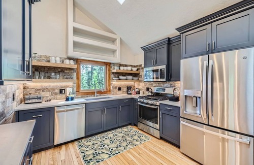 Breckenridge House | PRIVATE Hot Tub, Mins From Town, Love Pets, Meticulously Clean