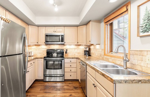 Warrior's Mark House | Private Hot Tub; Walk to Lifts or Town