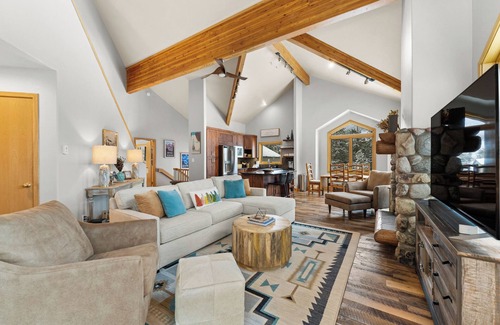 Three Peaks House | Private Wooded Setting with Open-Concept Layout and Updated Kitchen