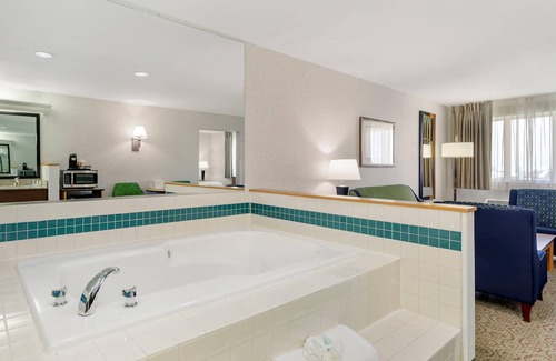 Aurora Hotel | Quality Inn & Suites Denver Airport - Gateway Park
