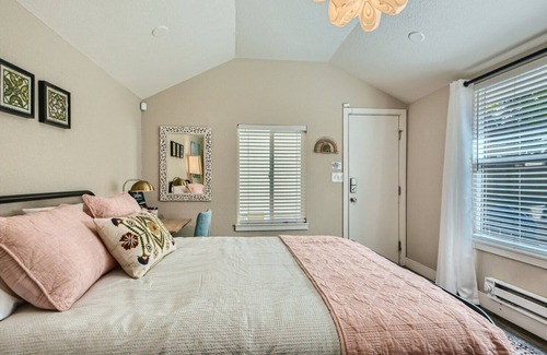 Berkeley House | Quiet, quant carriage house! Dog Friendly
