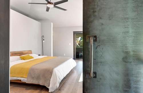 Old Town West Apartment | Relaxing in Paradise w Private Roof Top Deck!!