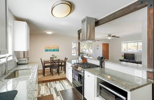 Athmar Park House | Remodeled! By Park and Lake, Dog Friendly